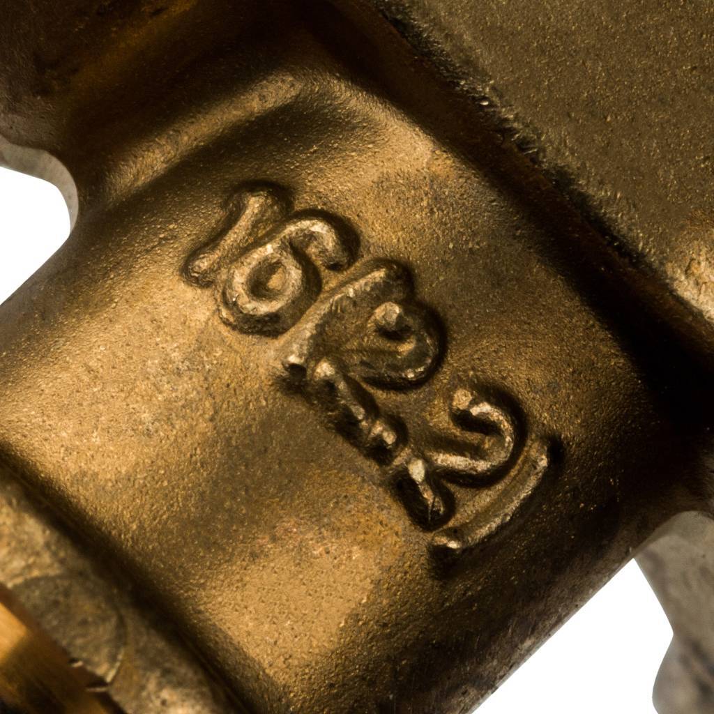 SFA-0009-001612 STOUT Угольник настенный с креплением 16xRp 1/2" для труб из сшитого полиэтилена аксиальный