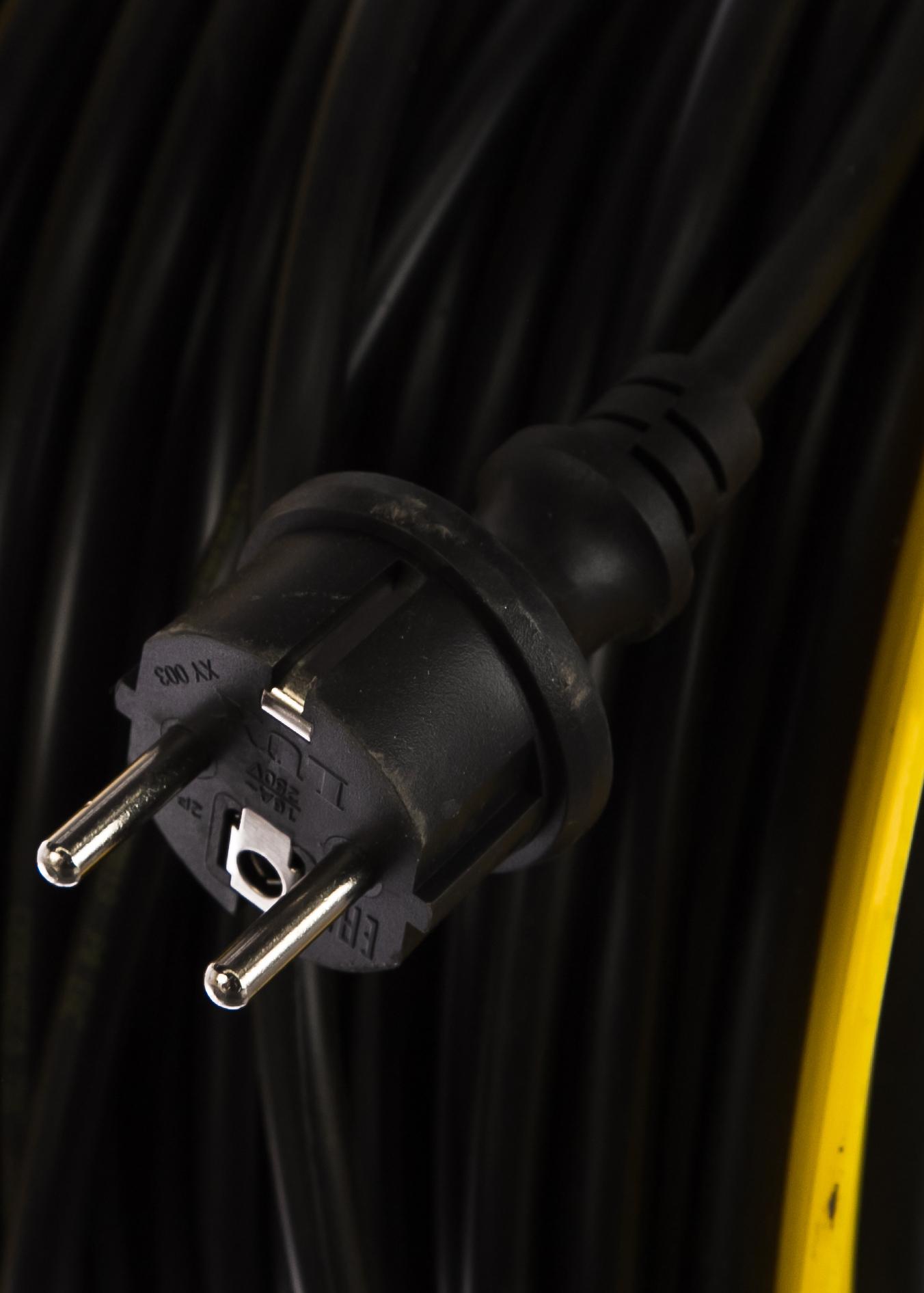 Inforce Удлинитель силовой на катушке К4-Е-30 ПВС 3x1.5 30м, 16А, 4 встр. розетки с з/к 25130